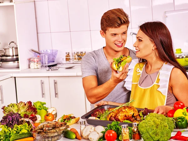 Couple cooking chicken at kitchen. — Stock Photo, Image