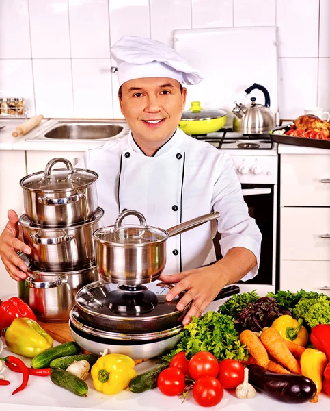 Hombre en sombrero de chef cocinar pollo —  Fotos de Stock