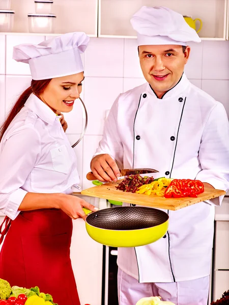 Man in chef hat cooking chicken — Stock Photo, Image