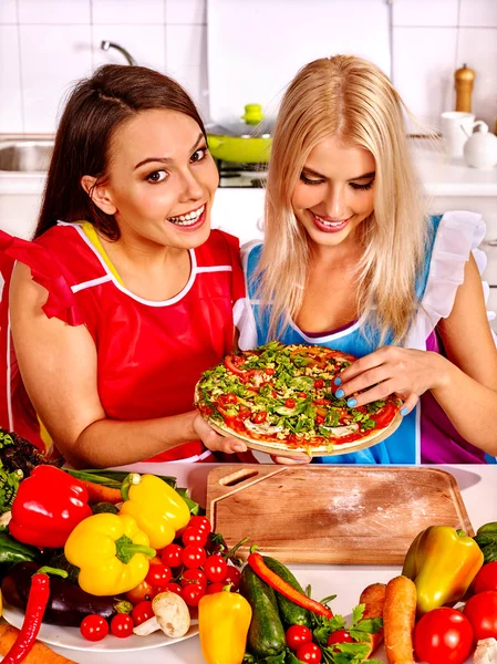 Donne che cucinano pizza . — Foto Stock