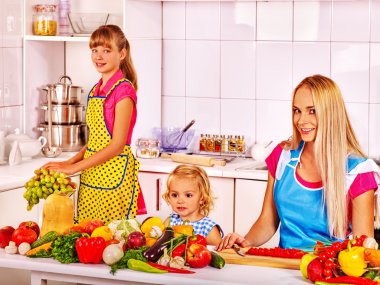 Anne ve kızı mutfak at