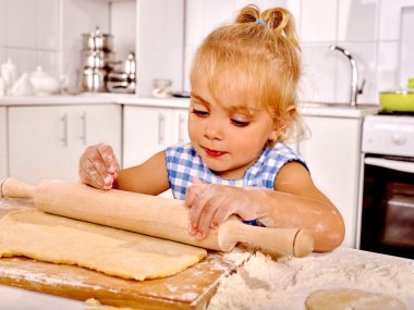 haddeleme-iğne ile küçük kız