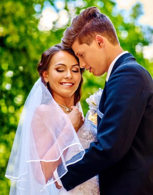 Gelin ve damat sarılıyor.