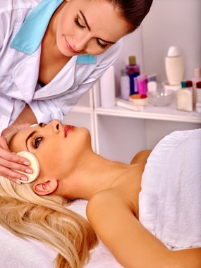 kadın yüz masajı elde