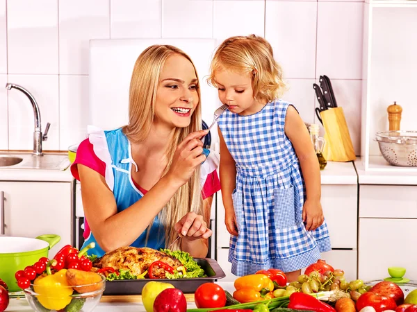 Mor och dotter äter — Stockfoto