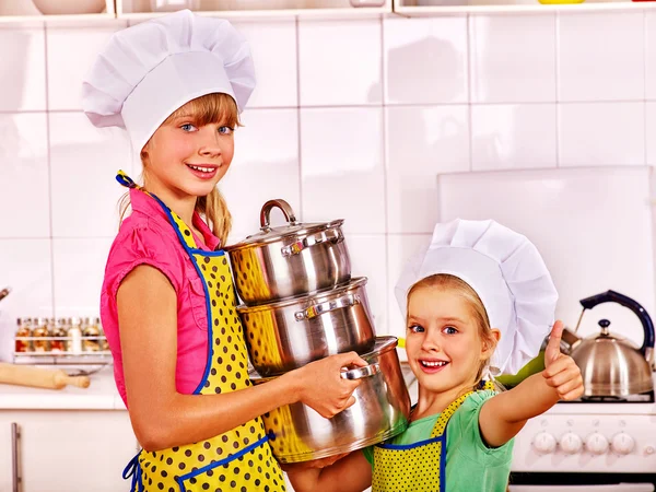 Meninas segurando caçarolas — Fotografia de Stock