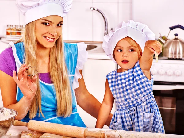 Anne ve kızı Kurabiye Pişirme — Stok fotoğraf