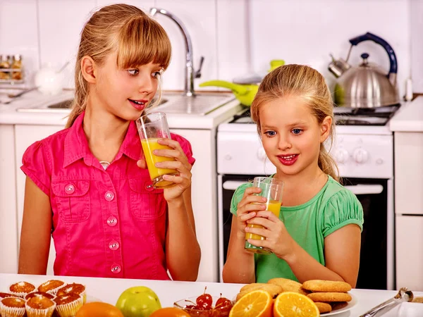 Kinderen ontbijten. — Stockfoto