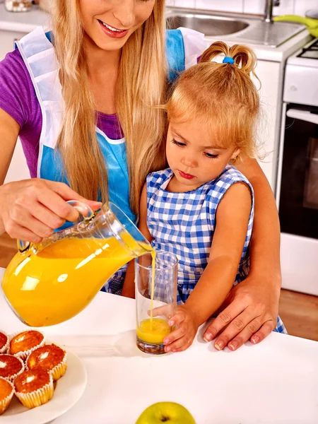 Mom pours fresh orange juice — Stock Photo, Image
