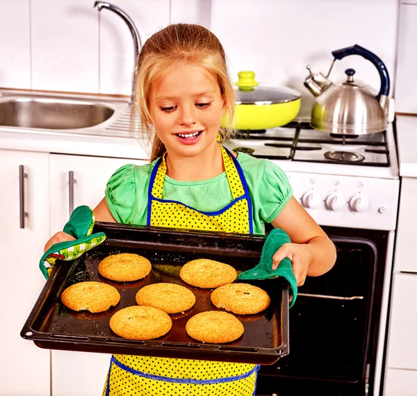 女孩烘烤饼干 — 图库照片