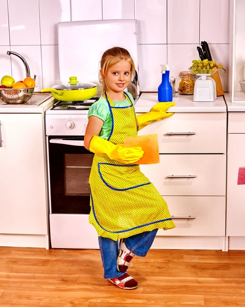 Chica limpieza cocina —  Fotos de Stock