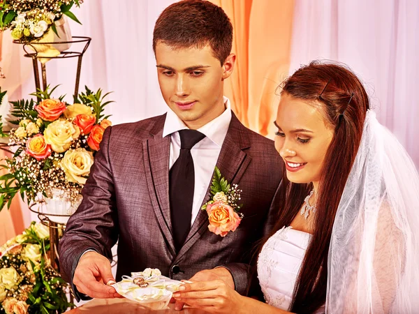 Wedding ring on pillow. — Stock Photo, Image