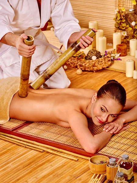 Frau bekommt Bambus-Massage — Stockfoto