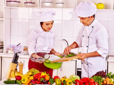 tavuk pişirme Şef şapkalı adam