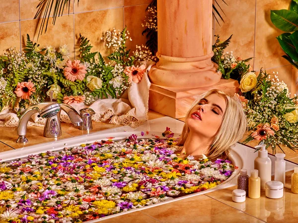 Frau im Luxus-Spa. — Stockfoto