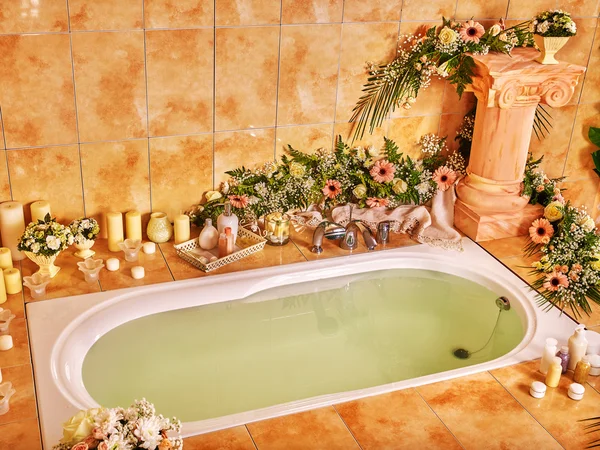 Інтер'єр ванної з ванною — стокове фото