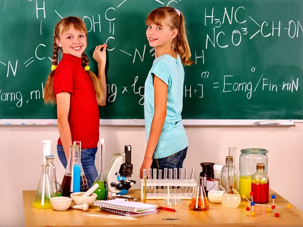 Enfant en classe de chimie . — Photo