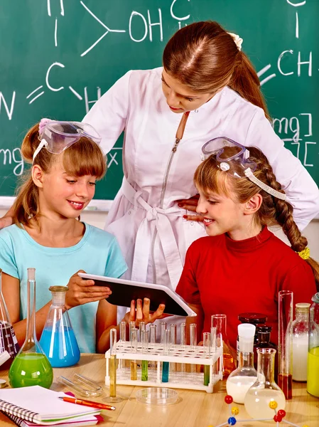 Kind im Chemieunterricht. — Stockfoto