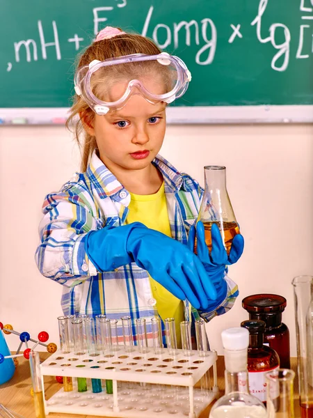 Bambino in classe di chimica . — Foto Stock