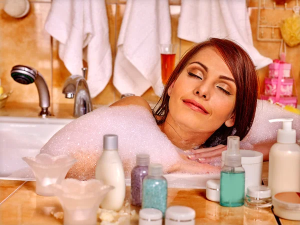 Mujer relajante en el baño —  Fotos de Stock