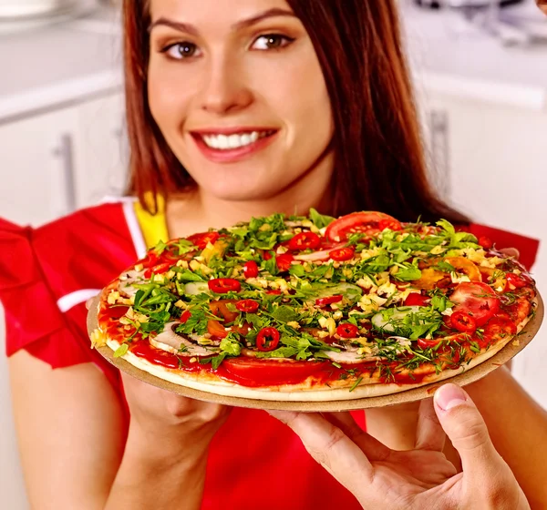 Donna felice cucina pizza . — Foto Stock