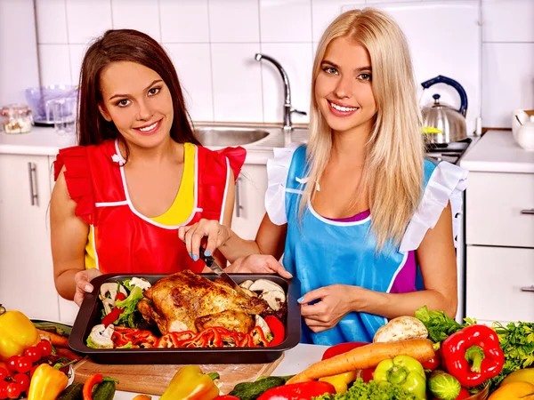 Γυναίκες μαγείρεμα κοτόπουλο στην κουζίνα. — Φωτογραφία Αρχείου