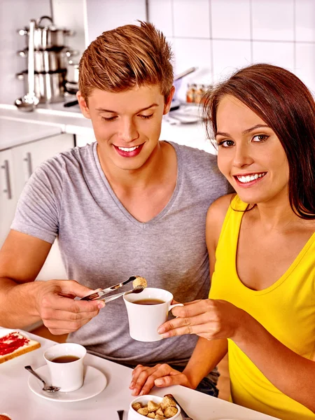 Café da manhã casal na cozinha . — Fotografia de Stock