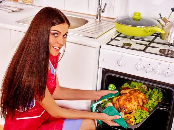 Femme cuisine poulet à la cuisine . — Photo
