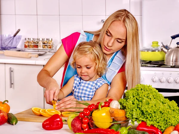 Mor och barn matlagning på kök. — Stockfoto