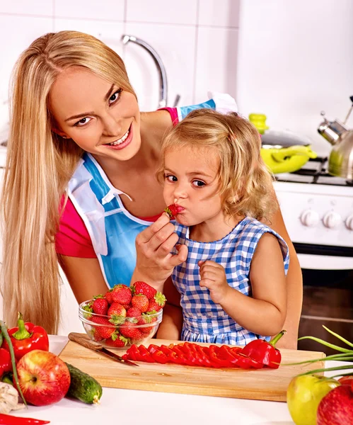Mamma e bambino che cucinano in cucina . — Foto Stock