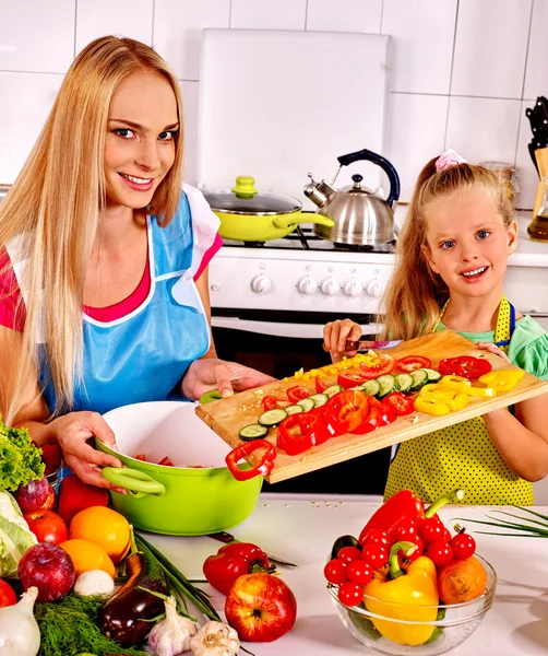 Matka i córka, gotowanie w kuchni. — Zdjęcie stockowe