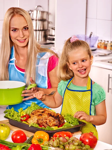 Koken Kip vrouw in kitchen. — Stockfoto
