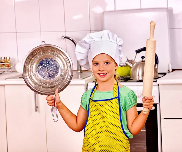 Bambino che cucina in cucina . — Foto Stock