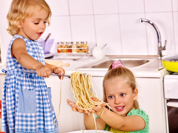 子供たちはキッチンで調理. — ストック写真