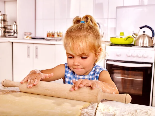 Child with rolling-pin dough — Stock Photo, Image