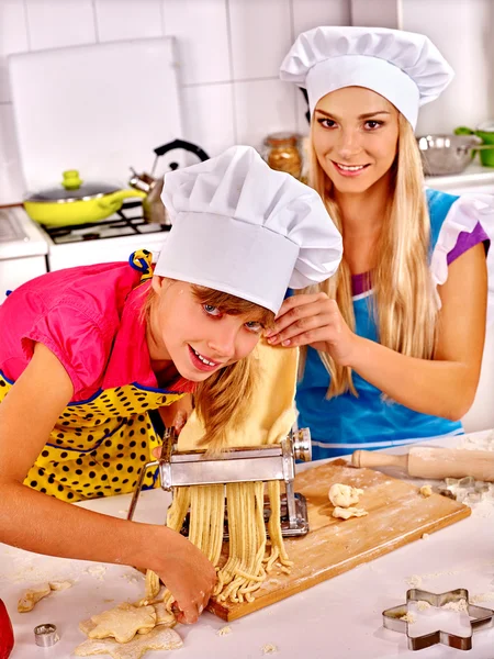 Madre e hijo haciendo pasta casera . — Foto de Stock