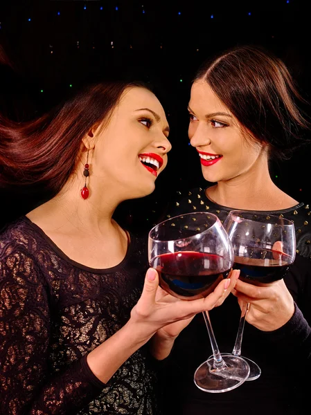 Frauen trinken Rotwein — Stockfoto