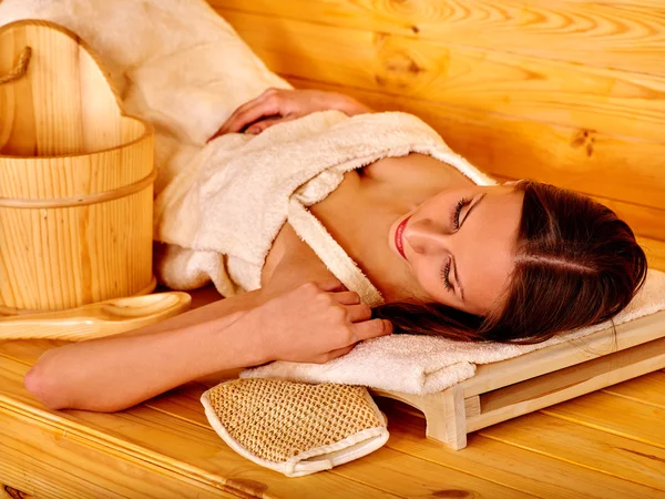 Meisje in sauna. — Stockfoto