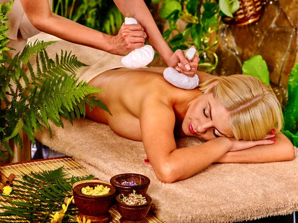 Kobieta zaczyna masaż — Zdjęcie stockowe