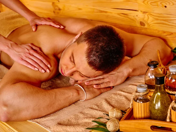 Mann bekommt Massage — Stockfoto