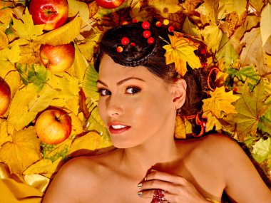 sonbahar meyve tutan kadın.