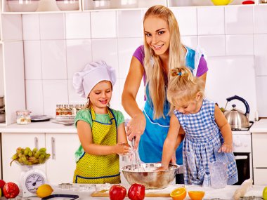 Anne ve kızı Kurabiye Pişirme