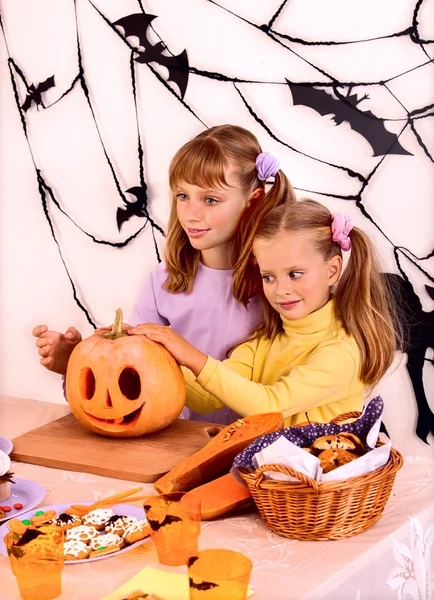 Halloweenfest med barn hålla Bus eller godis. — Stockfoto