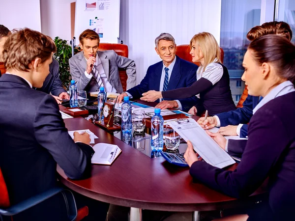 Gruppe forretningsfolk i kontor . - Stock-foto