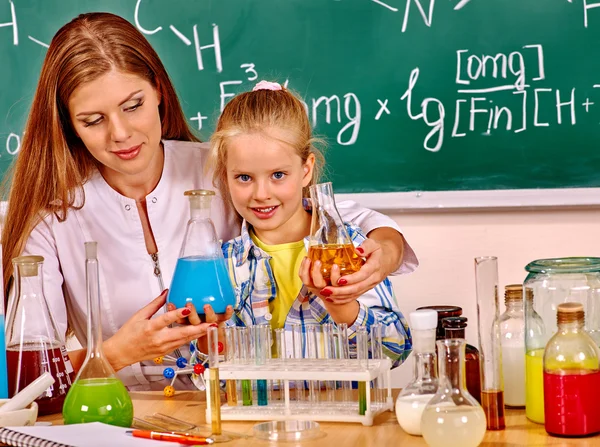 Enfant en classe de chimie . — Photo