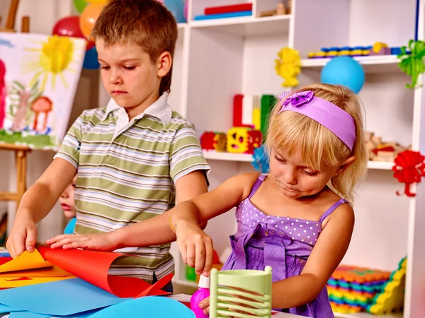 Niño cortar papel tijeras . — Foto de Stock