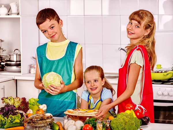 Kinder backen Plätzchen. — Stockfoto