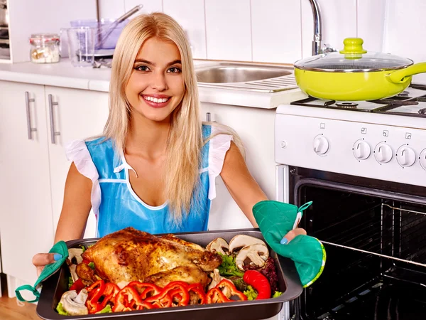 Vrouw koken kip — Stockfoto