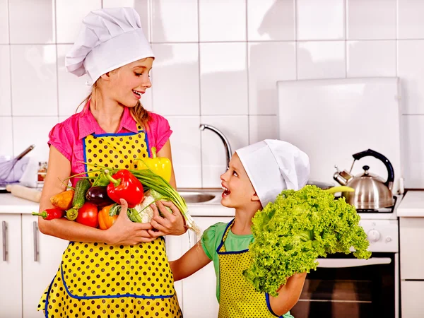 Girls holding vegetables — Stock Photo, Image