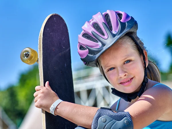 Девочка, держащая скейтборд — стоковое фото